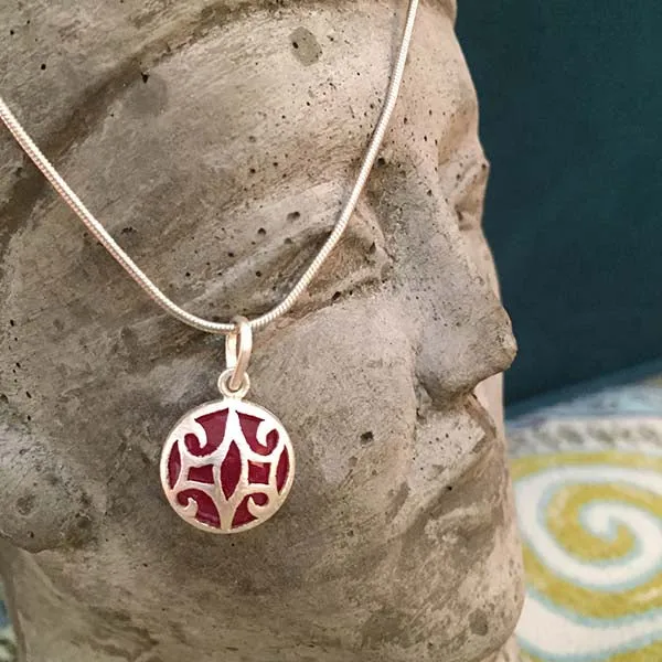 Arabesque Round Cutout Pendant Green Amethyst