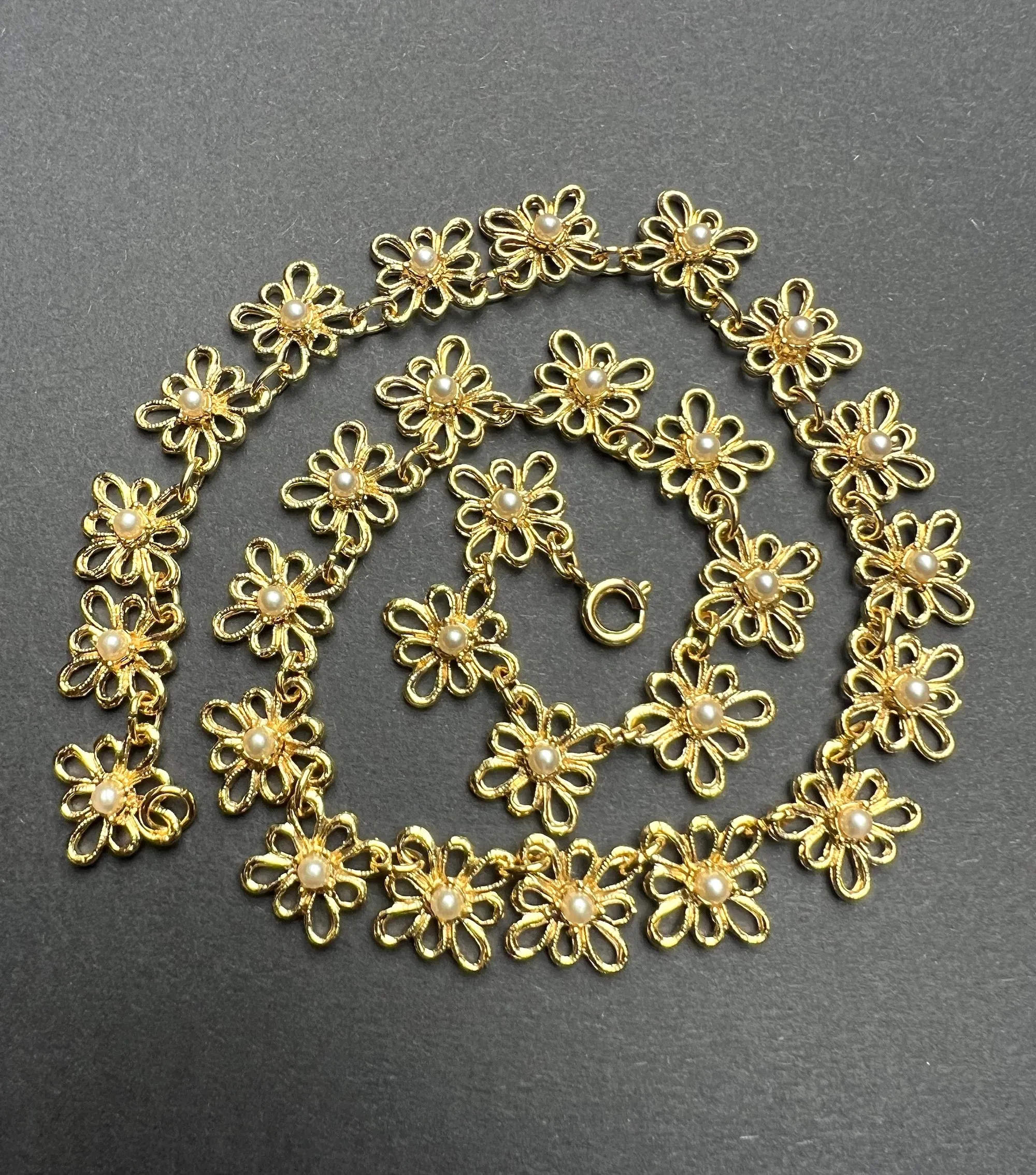 Darling Vintage Daisy Necklace