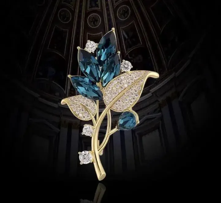 Fashion Women Girls Elegant Emerald Crystal Butterfly Brooches Badges Classic Lady Dress Suit High-end Pins Jewelry